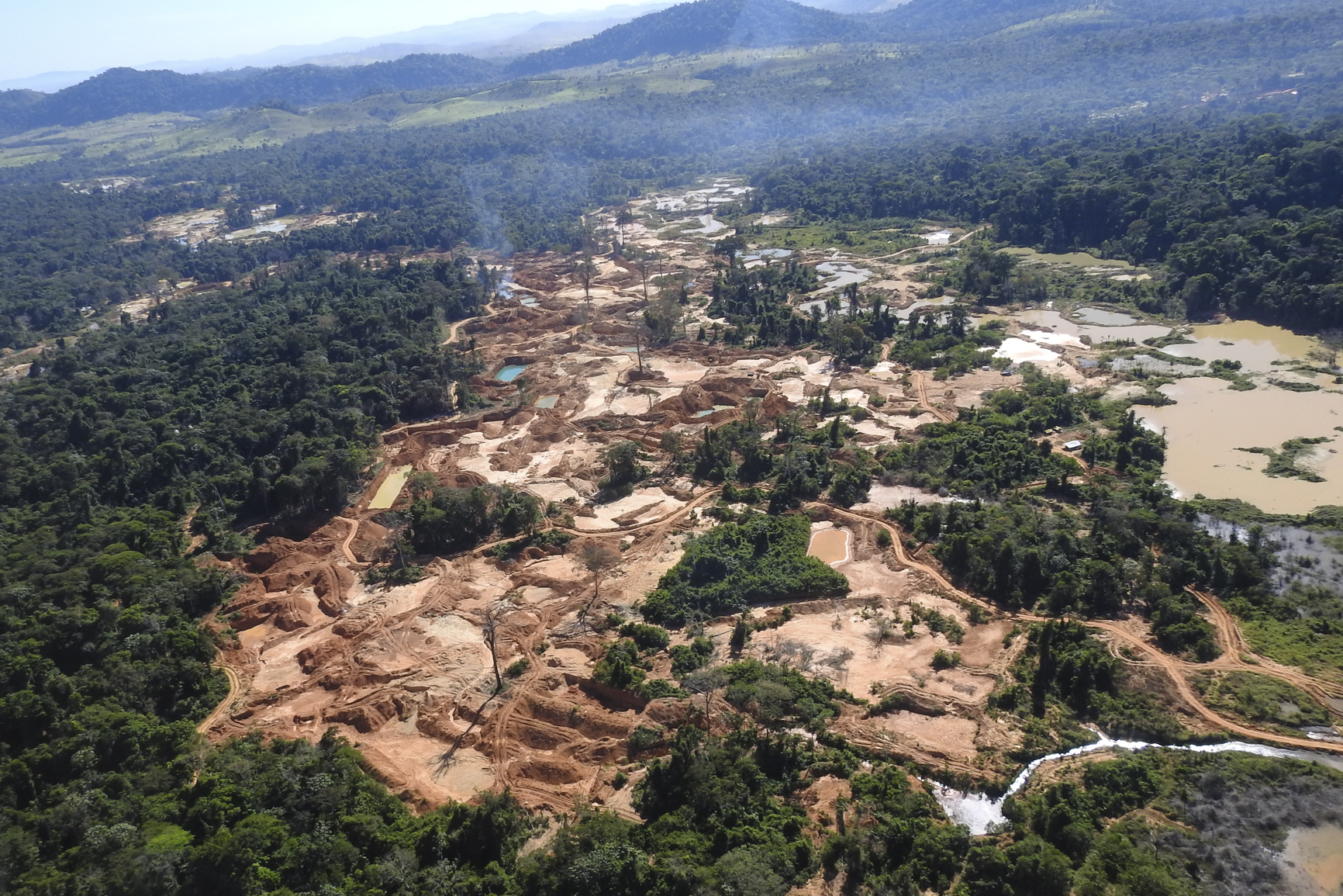 Em pleno inverno amazônico, entre os meses de janeiro e fevereiro, mais de 6,2 mil hectares de florestas foram destruídos para dar lugar à produção agropecuária e garimpo ilegal na Bacia do Rio Xingu