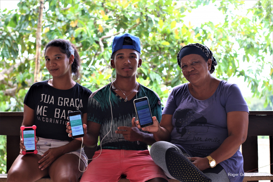 Deuzairis, Alailson e Lilian, enfermeira do pólo Morro do Anfrísio, acessam o sistema por meio de smartphone|Roger Godoy-ABRADIG