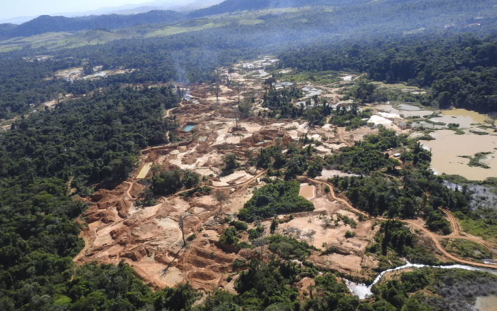 Mineração ilegal é um dos principais vetores de pressão da bacia do Xingu.Na foto, garimpo na TI Kayapó|Divulgação