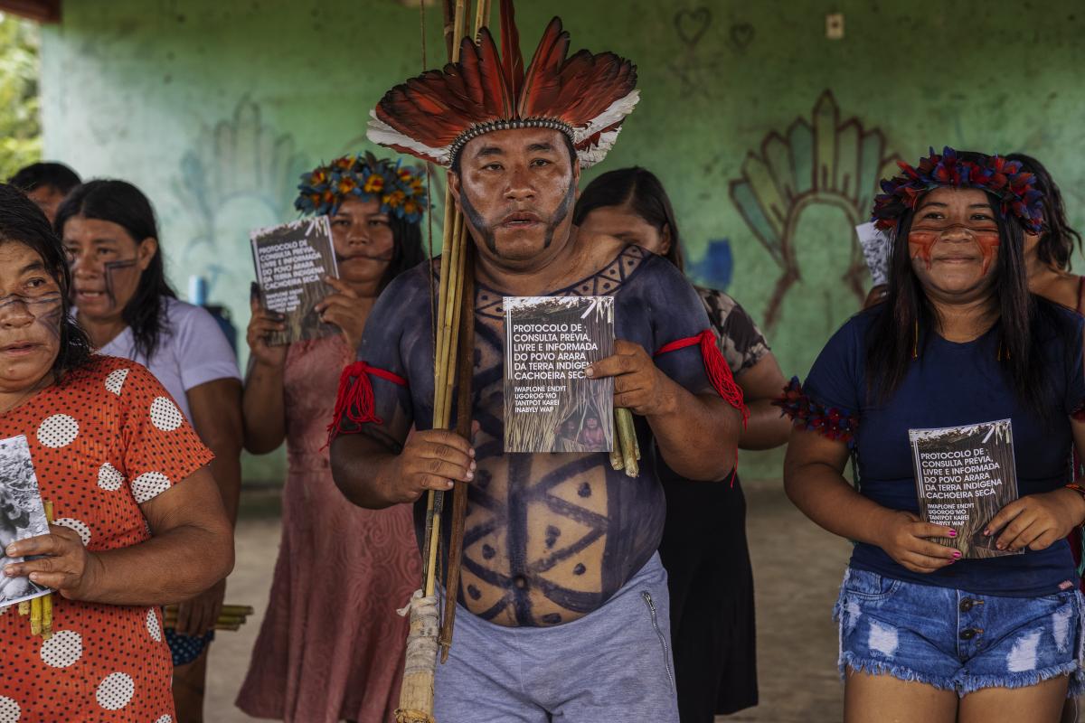 À frente, Mubuo OdoMuté Arara, da TI Arara, com o Protocolo de Consulta do Povo Indígena Arara, durante lançamento na aldeia Iriri, Terra Indigena Cachoeira Seca|Lalo de Almeida